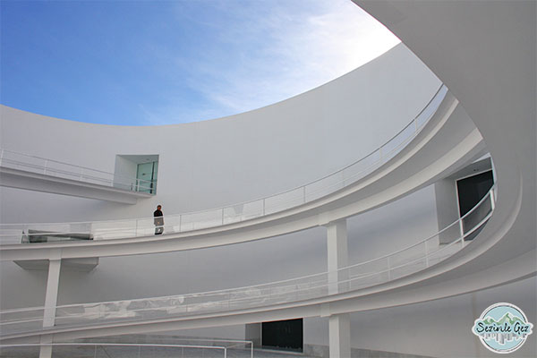 Modern mimar- Caja Granada Kültür Merkezi